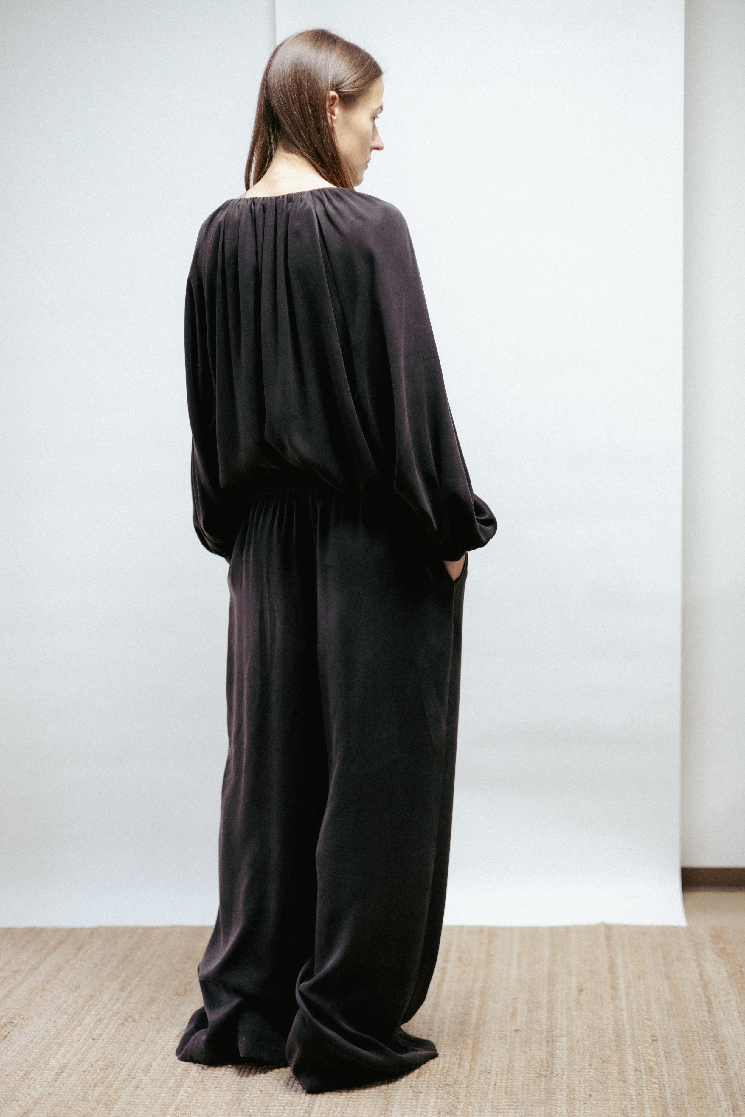 Soft cupro-viscose blouse with gathered neckline and long sleeves. Relaxed fit and elegant drape. Made in Estonia.