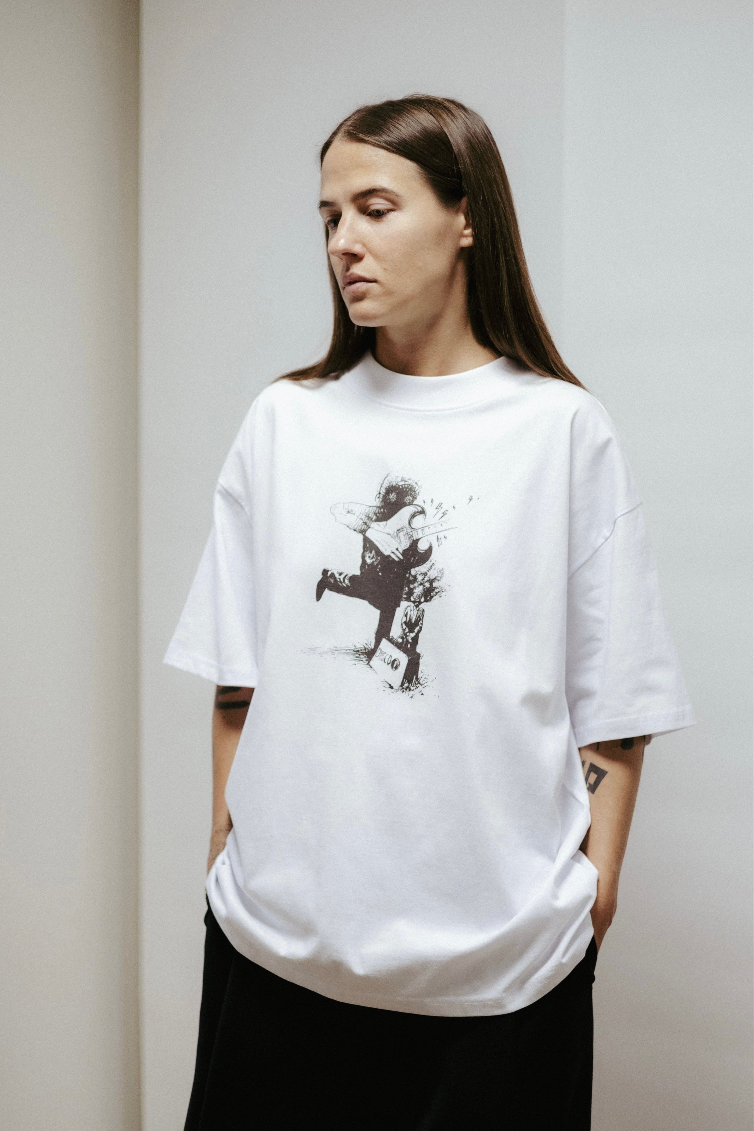 Unisex organic cotton t-shirt with “Disco” print by artist Toomas Pääsuke. Relaxed fit, soft neckline, made in Estonia. Art meets minimalism.