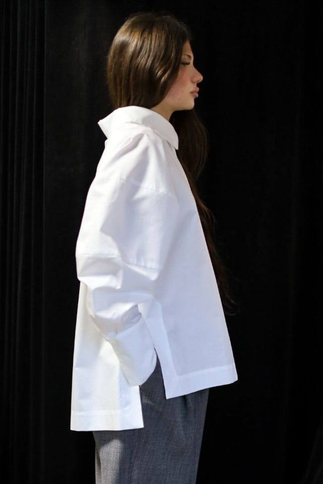 Cotton blouse with flared sleeves in white