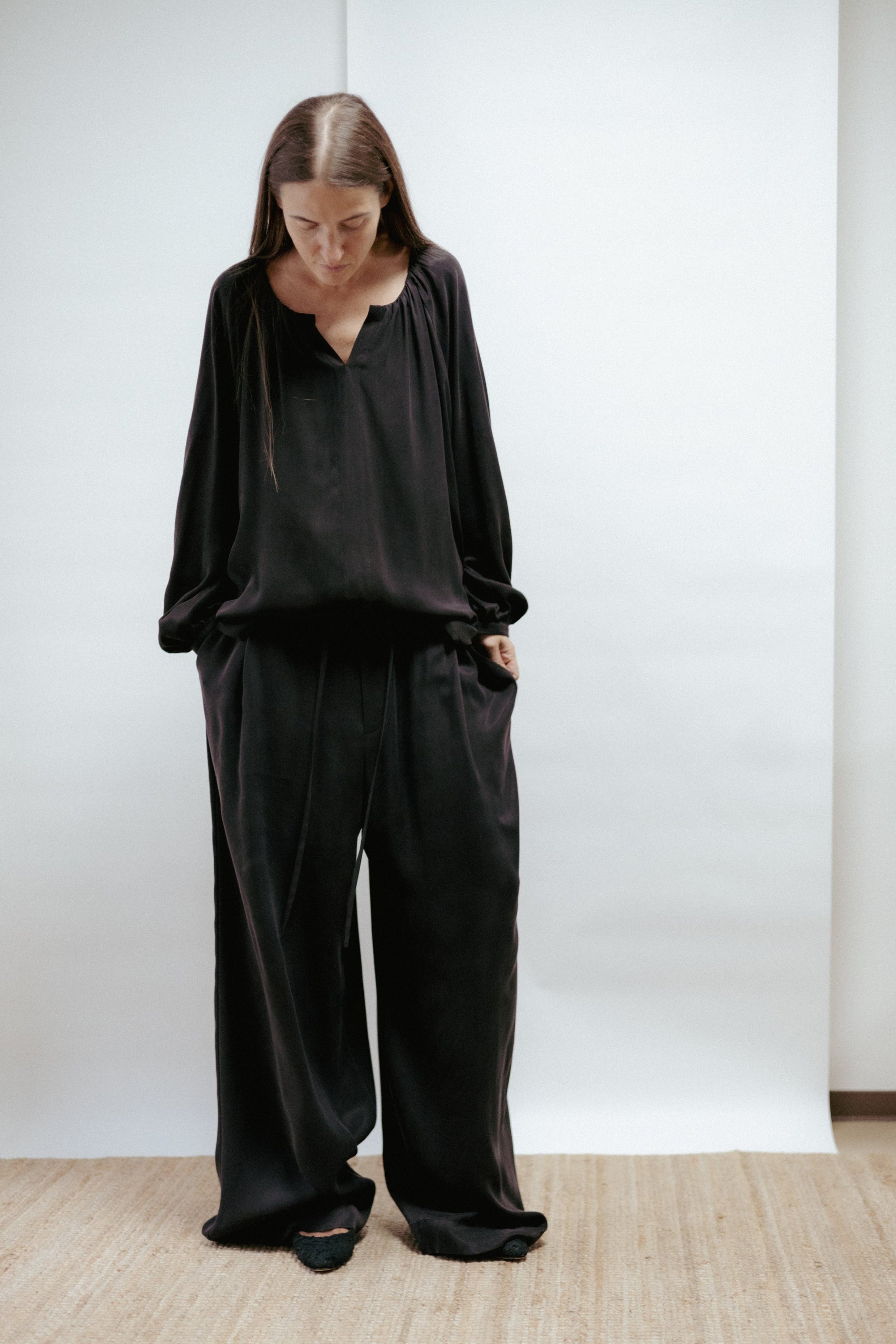 Soft cupro-viscose blouse with gathered neckline and long sleeves. Relaxed fit and elegant drape. Made in Estonia.