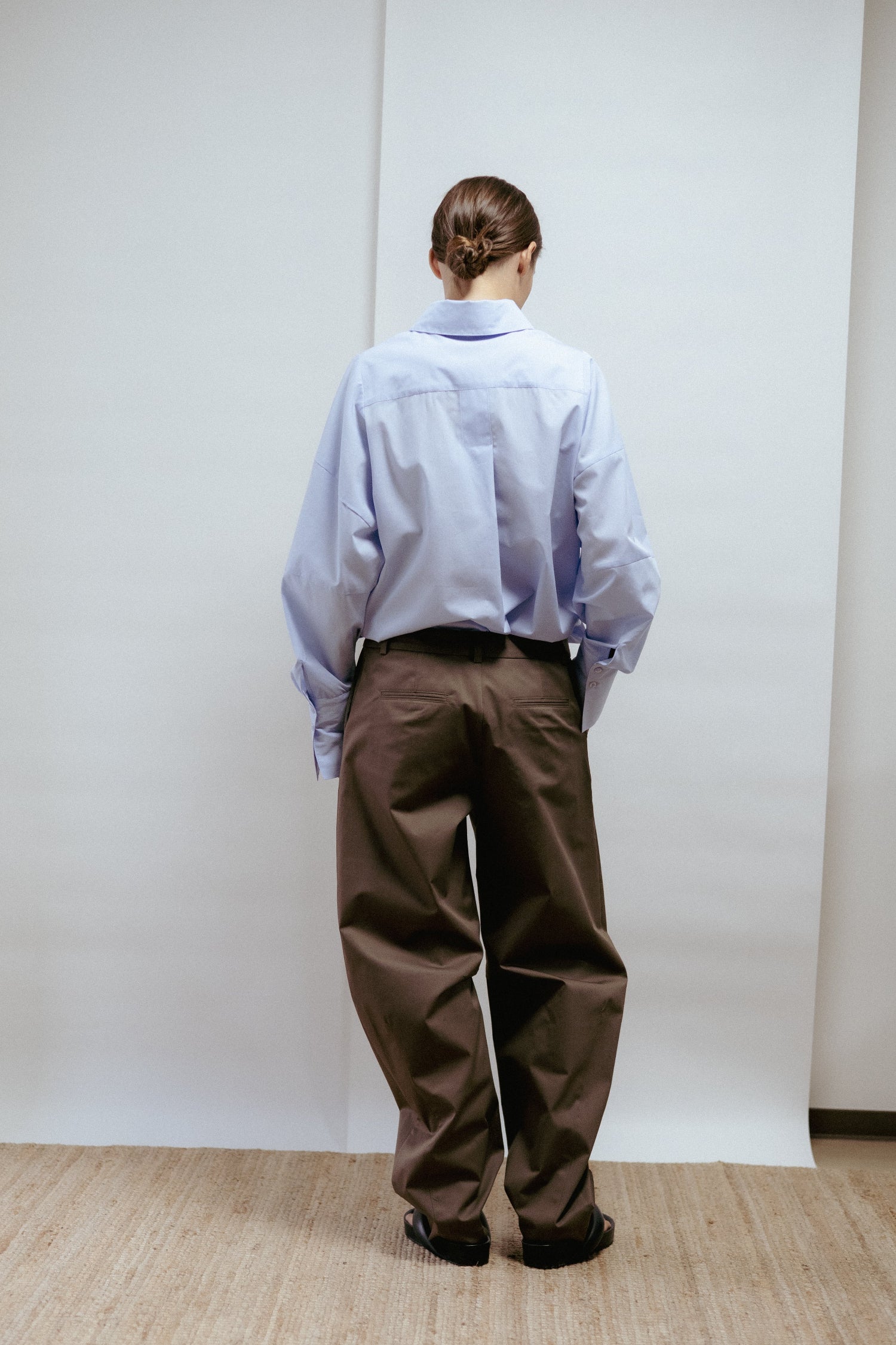 Khaki cotton barrel-leg trousers with mid-rise waist and subtle taper. Smart, effortless design made in Estonia.