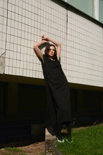 Simple viscose dress in black with factured finish