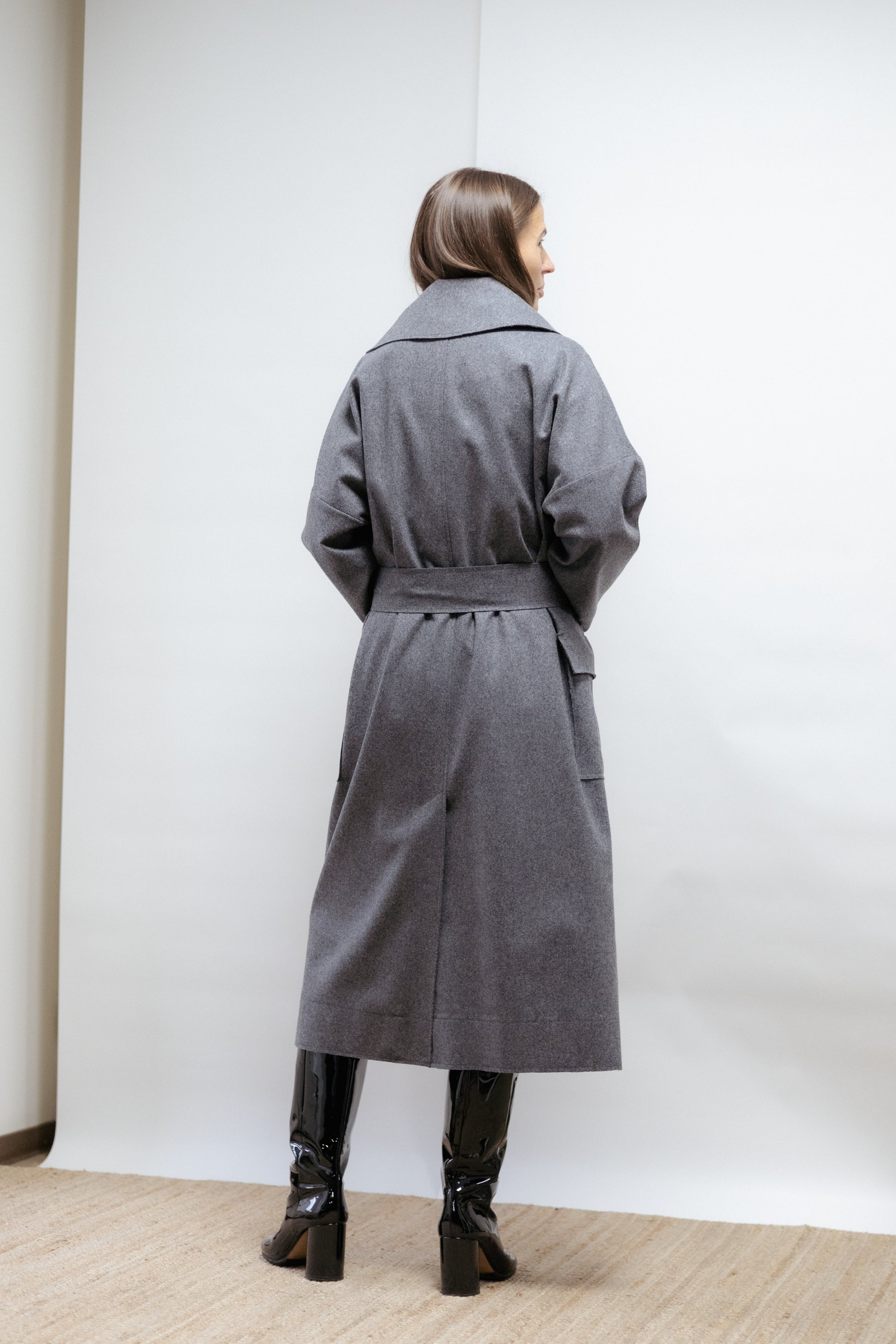 Minimalist grey wool coat with raw edges, cotton-lined sleeves, and a relaxed silhouette. Refined, warm, and effortlessly elegant.