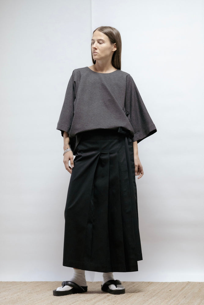 Grey jersey blouse.