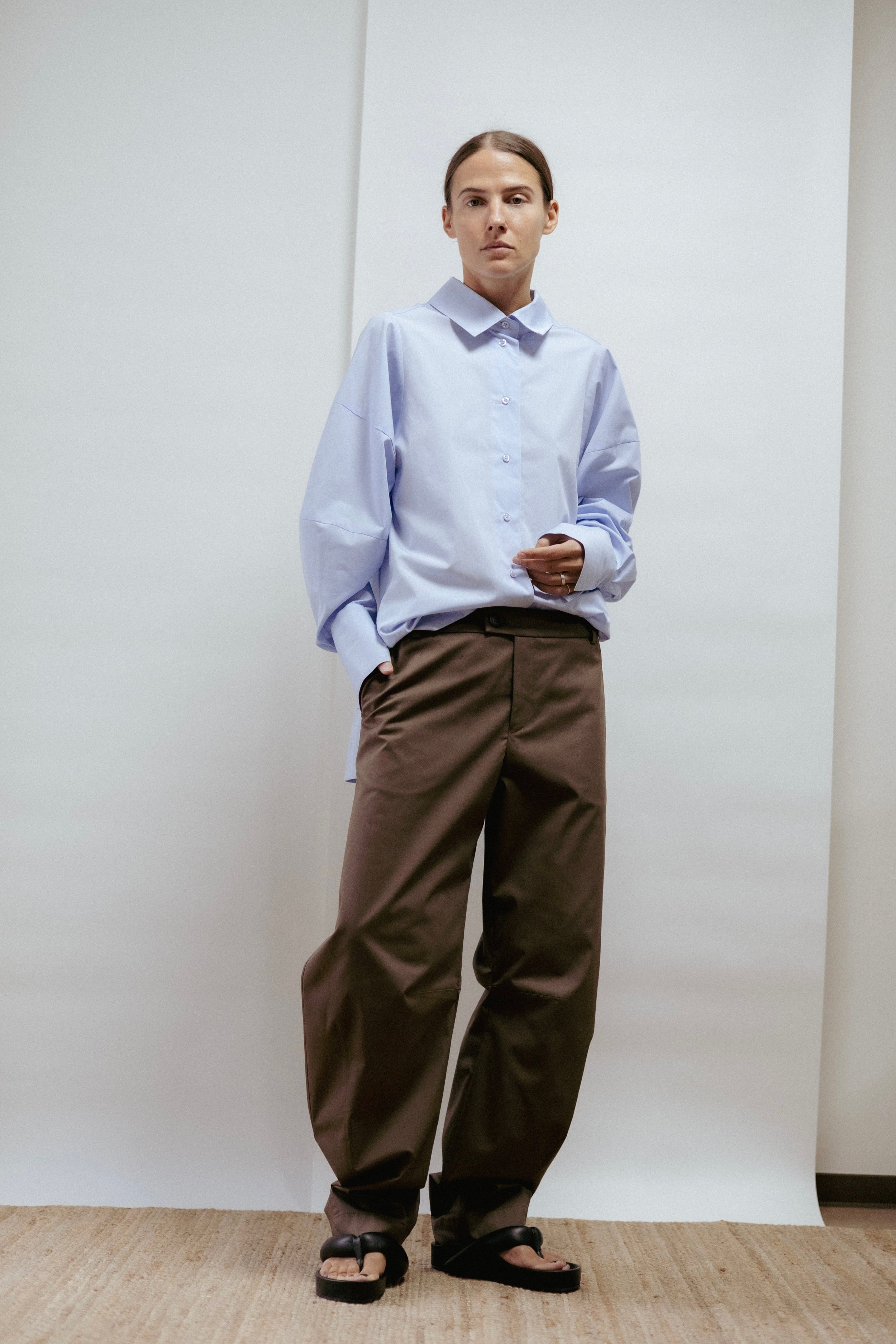 Khaki cotton barrel-leg trousers with mid-rise waist and clean silhouette. Smart, comfortable, and easy to style. Made in Estonia.