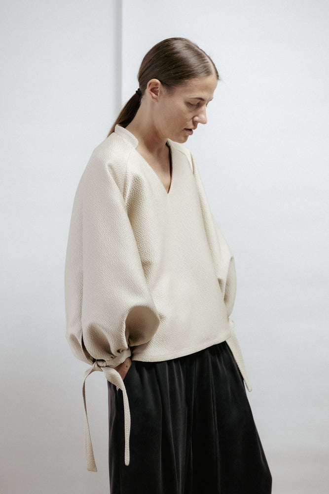 Blouse with voluminous sleeves.