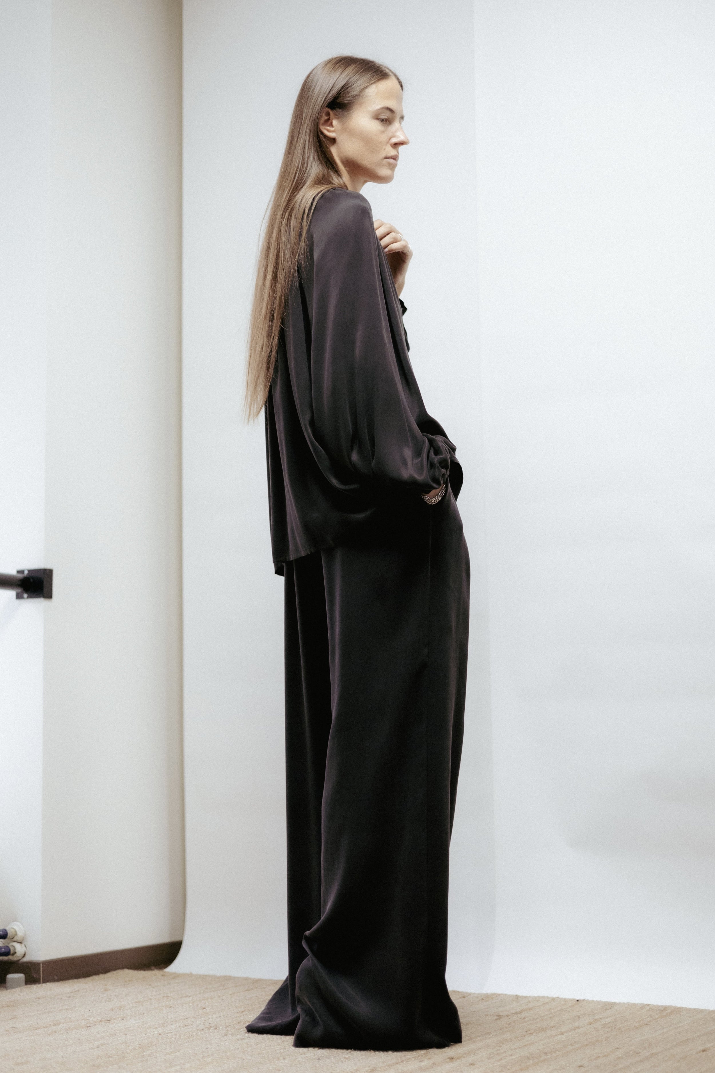 Soft cupro-viscose blouse with gathered neckline and long sleeves. Relaxed fit and elegant drape. Made in Estonia.