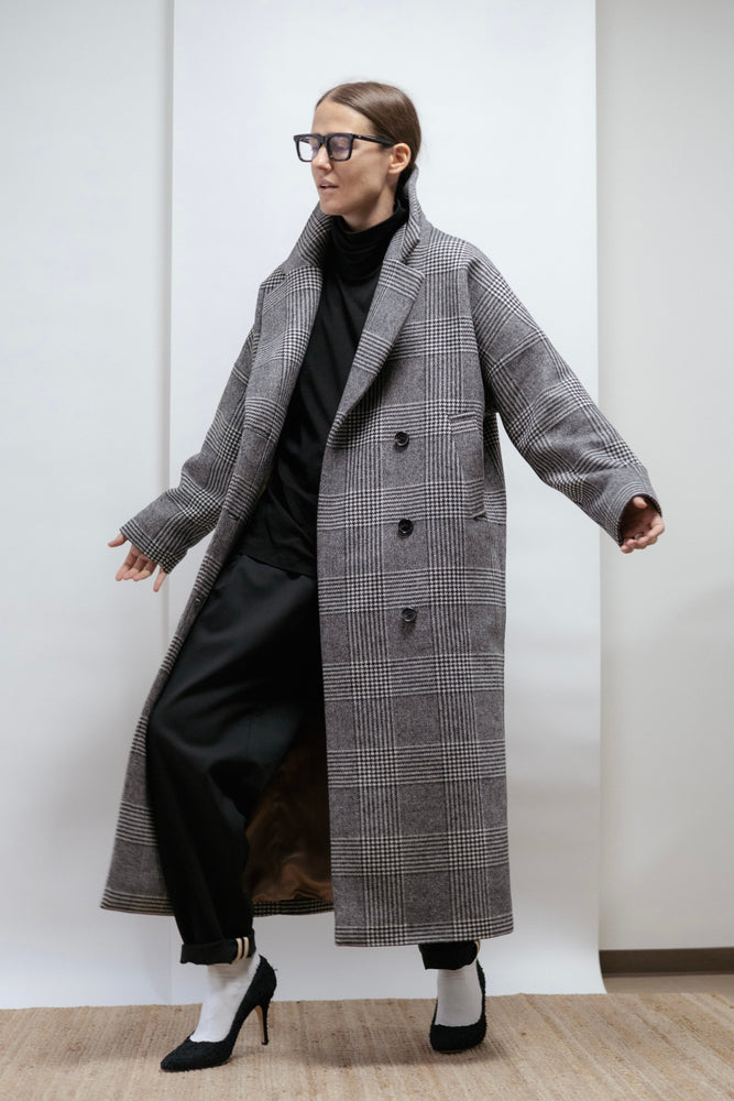 Checked wool coat with large lapel collar and relaxed fit. Midi length, warm lining, and subtle structure. Made in Estonia.