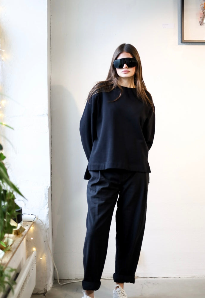 Relaxed fit trousers in black