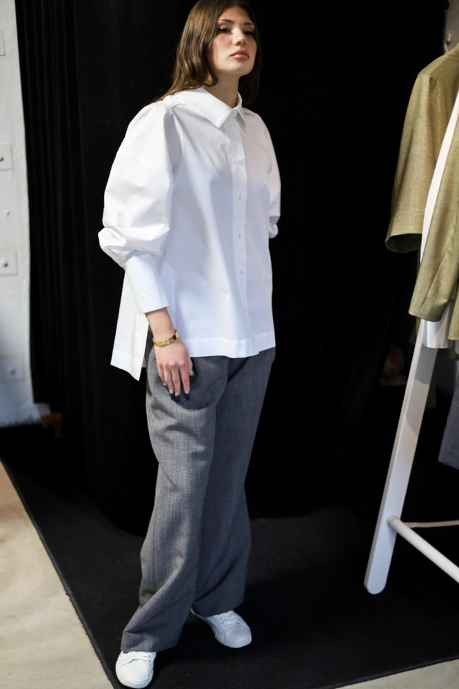 Cotton blouse with flared sleeves in white