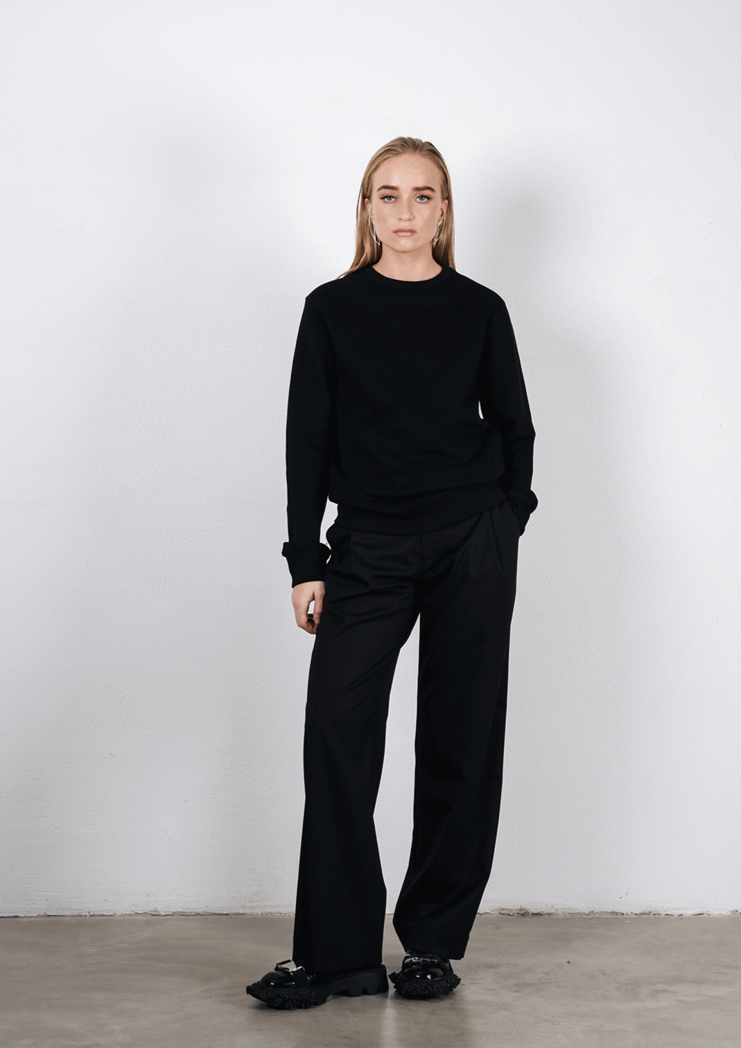 Musta värvi dressipluus