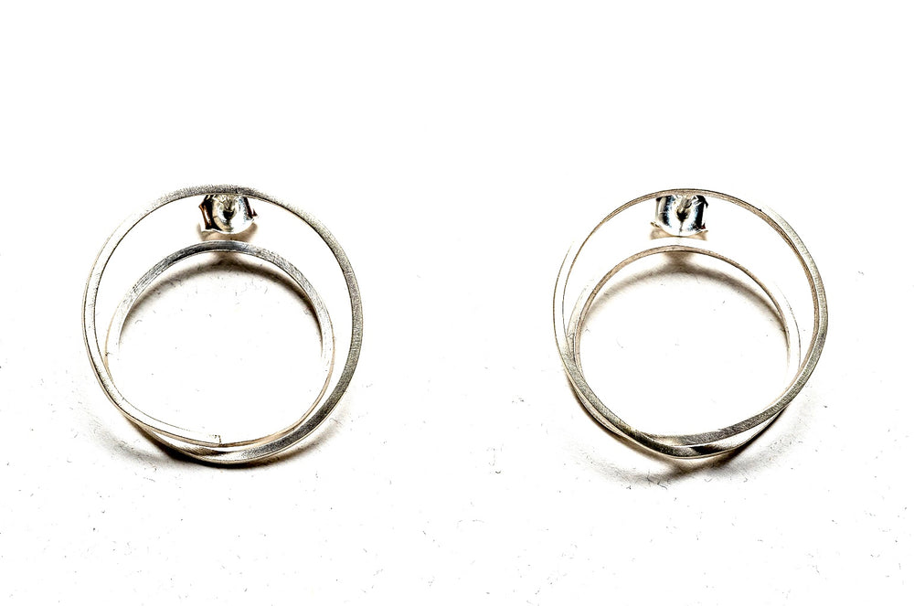 Small minimalistic circle earrings